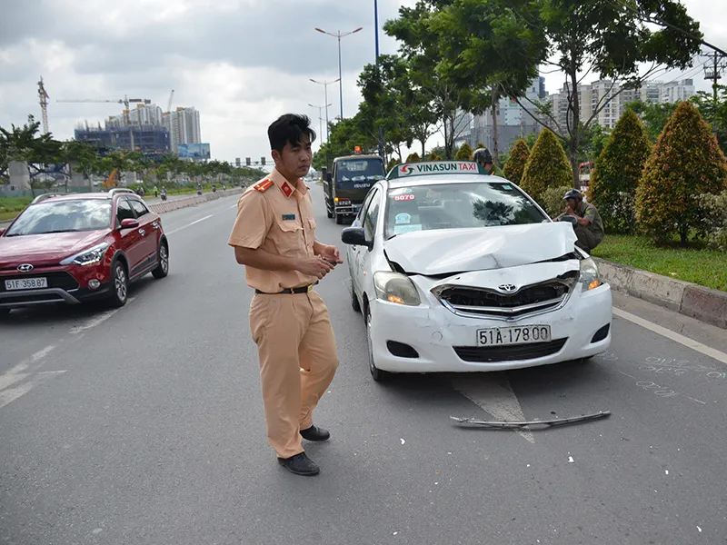 Vụ va chạm xảy ra trên xa lộ Hà Nội sáng nay (18-8)